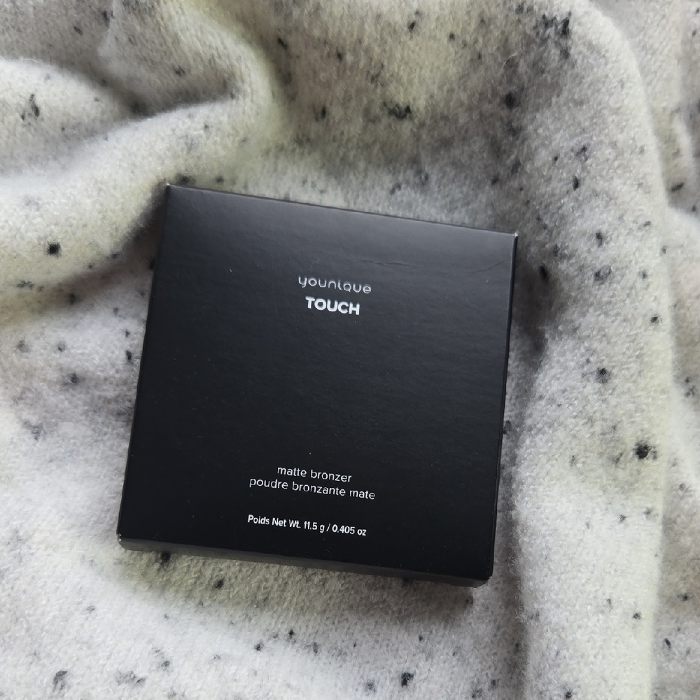 Younique Matte Bronzer in Elegant Black Case